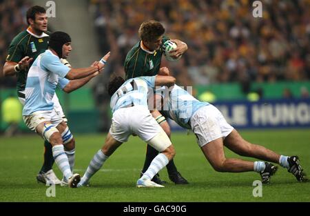 Rugby Union - IRB Rugby World Cup 2007 - Semi Final - South Africa v Argentina - Stade de France. South Africa's Juan Smith gets tackled by Argentina's Fernandez Lobbe (r) and Juan Martin Hernandez Stock Photo