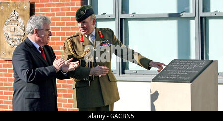 Defence Secretary Des Browne (left) and Chief of the General Staff General Sir Richard Dannatt open the first Army barracks to be built and completed under a Private Finance Initiative at Aliwal Barracks, Tidworth Camp, Wiltshire. Stock Photo