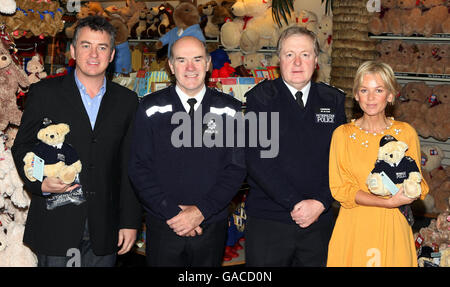 From left: EastEnders star Shane Richie, HM Chief Inspector of Constabulary Sir Ronnie Flanagan, Metropolitan Police Commissioner Sir Ian Blair and actress Lisa Maxwell, from The Bill, at the launch today of a new Bobby Bear soft toy, to raise funds in support of Child Victims of Crime (CVOC) at Hamleys on Regent St, in Central London. Stock Photo