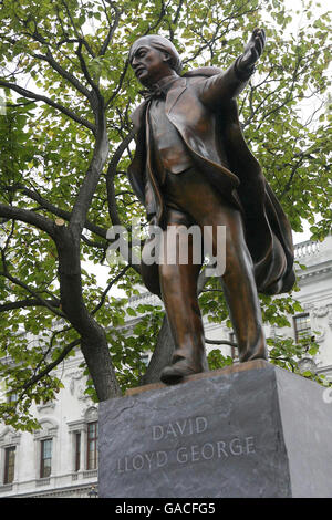 Statues and Memorials - David Lloyd George - London. A statue of David Lloyd George is unveiled in Parliament Square, Westminster, London. Stock Photo