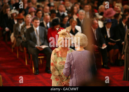Mrs Elaine Wright, from Higher Openshaw, is made an MBE by The Queen at Buckingham Palace. Stock Photo