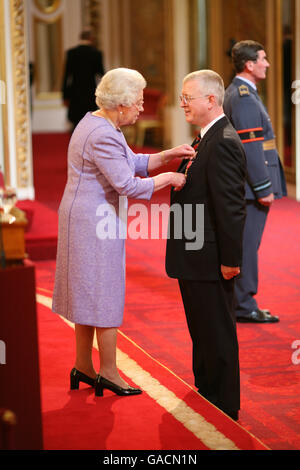 Mr. Nigel Clifton, from Sheffield, is made an OBE by The Queen at Buckingham Palace. Stock Photo