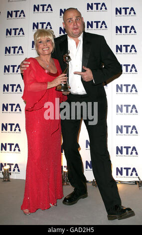 Barbara Windsor and Al Murray back stage during the National Television Awards 2007, Royal Albert Hall, London. Stock Photo