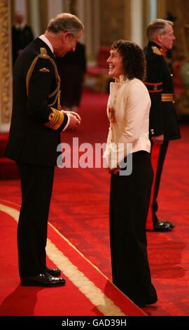 Britain's best known women's boxer Jane Couch receives her MBE from the Prince of Wales at Buckingham Palace. This picture must be credited to PA Photos. Stock Photo