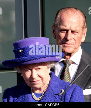 The Queen visits Pinewood Studios Stock Photo