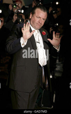 European Premiere of Beowulf - London. Ray Winstone arriving for the European film premiere of Beowulf at Vue Leicester Square, central London. Stock Photo