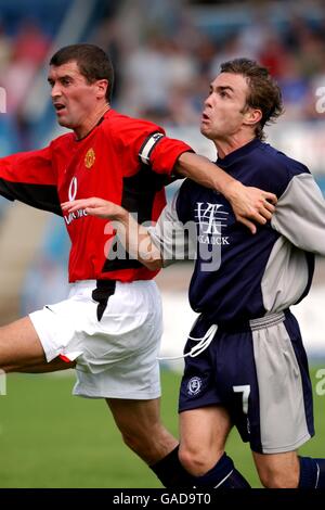 Soccer - Friendly - Chesterfield v Manchester United. l-r; Manchester United's Roy Keane battles with Chesterfield's Jimmy Davis Stock Photo