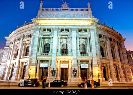 Night view of the State Opera (Staatsoper), Vienna Stock Photo