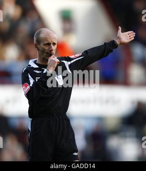 Soccer - Barclays Premier League - West Ham United v Tottenham Hotspur - Upton Park. Mike Riley, referee Stock Photo