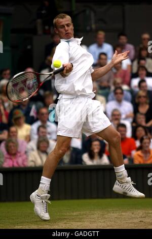 Tennis, Wimbledon 2002, Semi Final. Lleyton Hewitt in action against Tim Henman Stock Photo