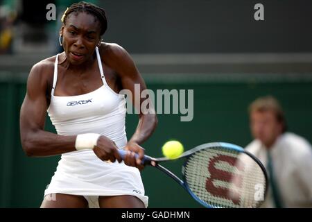 Tennis, Wimbledon 2002, Third Round. Venus Williams in action against Maureen Drake Stock Photo
