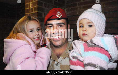 Sgt Shane Smith, originally from Hull, with children Kyra (left), aged 4, and Xanthe, aged 1, on his arrival at the Bulford Barracks after the Royal Military Police officers, The Redcaps, returned from a six month tour of duty in Iraq. Stock Photo