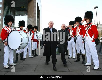 Soldiers guard of honour for commuters -London Stock Photo