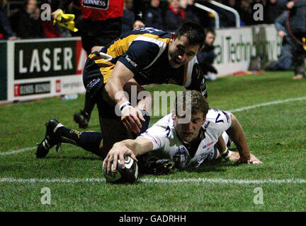 Rugby Union - Guinness Premiership - Worcester Warriors v Sale Sharks - Sixways Stadium. Mark Cueto touches down Sale's second try during the Guinness Premiership match at Sixways Stadium, Worcester. Stock Photo