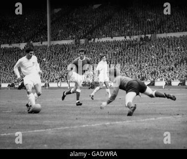Soccer - FA Cup - Final - Everton v Sheffield Wednesday. Sheffield Wednesday's David Ford (l) pushes the ball past Everton goalkeeper Gordon West (r) to make the score 2-0 Stock Photo