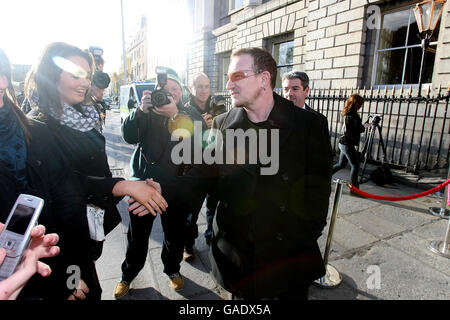 Bono arrives for a conference by former US Vice-President Al Gore who is addressing Merrion/Landsbanki Conference in Dublin's Royal College of Surgeons. Mr Gore spoke on the Topic of 'Thinking Green:Economic Strategy for the 21st Century. Stock Photo