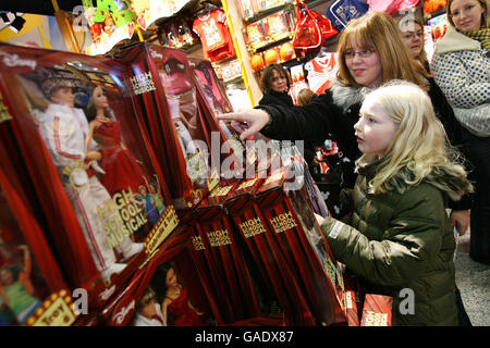 PHOTO. Hundreds of fans attend a pep rally to celebrate the upcoming release of the new High School Musical 2 DVD which hits stores on Monday December 3, 2007. Stock Photo