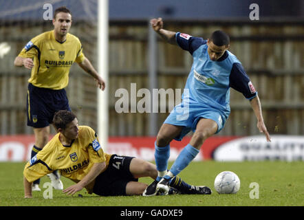 Soccer - FA Cup - Second Round - Oxford United v Southend United - Kassam Stadium. Oxford's James Clarke (left) challenges Southend's Dean Morgan during the FA Cup Second Round match at the Kassam Stadium, Oxford. Stock Photo