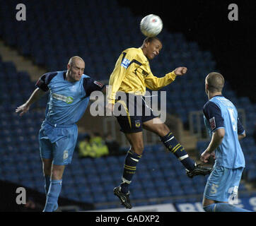 Soccer - FA Cup - Second Round - Oxford United v Southend United - Kassam Stadium. Oxford's Matt GReen and Southend's Adam Barrett (L) and Petere Clarke (R) during the FA Cup Second Round match at the Kassam Stadium, Oxford. Stock Photo