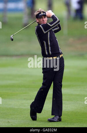 Golf - Quinn Direct British Masters - Day One - The Belfry. England's Ian Poulter plays his second shot at the 15th during the Quinn Direct British Masters at The Belfry, Wilshaw, Sutton Coldfield. Stock Photo