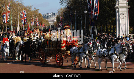 The horse-drawn carriage transporting Queen Elizabeth II returns to Buckingham Palace after the State Opening of Parliament in London. Stock Photo