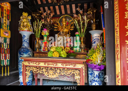 Buddhist shrine to bodhisattva Avalokiteshvara in the One Pillar Pagoda (Chua Mot Cot), Ba Dinh, Hanoi, Vietnam Stock Photo