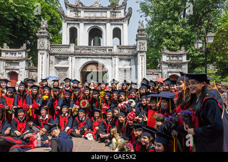 Students celebrate their graduation in front of the Van Mieu Gate (Van Mieu Mon), the entrance to the Temple of Literature, Hanoi, Viet Nam Stock Photo