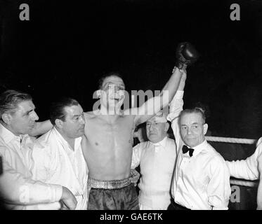 Boxing - Commonwealth and British Heavyweight Title - Brian London v Henry Cooper - Earls Court Empress Hall. Henry Cooper celebrates winning Commonwealth and British Heavyweight title as the referee raises his hand Stock Photo