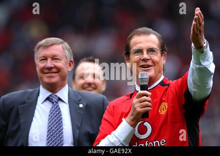 Soccer - Friendly - Manchester United v boca Juniors. UNICEF Goodwill Ambassador Roger Moore CBE (r) addresses the crowd as he stands next to Manchester United Manager Alex Ferguson (l) Stock Photo