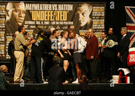 Boxing - Ricky Hatton and Floyd Mayweather Weigh-in - MGM Grand Arena. Ricky Hatton and Floyd Mayweather during the weigh-in for the WBC Welterweight title fight tomorrow night at the MGM Grand Arena, Las Vegas. Stock Photo