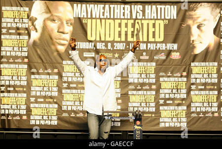 Former Heavyweight Champion of the World Lennox Lewis before the start of Ricky Hatton/Foyd Mayweather e weigh-in for the WBC Welterweight title fight tomorrow night at the MGM Grand Arena, Las Vegas. Stock Photo