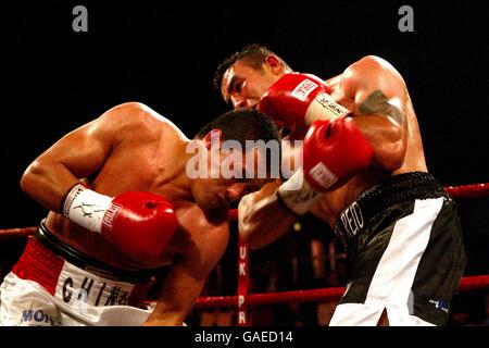 (R-L) Robin Reid delivers an uppercut to Argentina's Francisco Mora Stock Photo