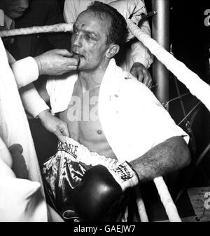 Boxing - Heavyweight Bout - Henry Cooper v Zora Folley. A stunned Henry Cooper sits in his corner after being knocked out in the second round Stock Photo