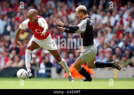 Arsenal's Thierry Henry is closed down by and Celta Vigo's Jesuli (L ...