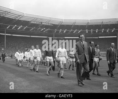 Leicester City Manager Matt Gillies leads out Captain Colin Appleton, Gordon Banks, Ian King and john Sjoberg. Manchester United Manager Matt Busby (far right) leads out Captain Noel Cantwell and Bobby Charlton for the FA Cup final. Stock Photo