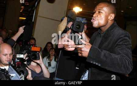 Boxing - Hatton vs Mayweather Press Conference - Las Vegas. Floyd Mayweather arrives at the MGM Grand Hotel in Las Vegas ahead of the World Title Fight against Ricky Hatton. Stock Photo