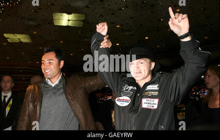 Oscar De La Hoya and Ricky Hatton arrive at the MGM Grand Hotel in Las Vegas ahead of the World Title Fight between Hatton and Floyd Mayweather. Stock Photo