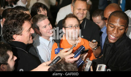 Boxing - Hatton vs Mayweather Press Conference - Las Vegas. Floyd Mayweather (right) speaks with journalists at the MGM Grand Hotel in Las Vegas ahead of the World Title Fight against Ricky Hatton. Stock Photo