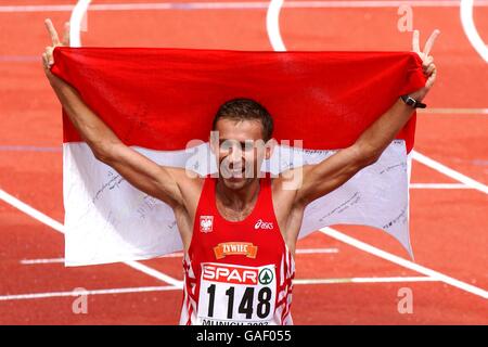 Poland's Robert Korzeniowski celebrates after winning the Men's 50km walk Stock Photo