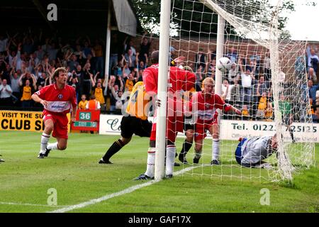 Cambridge United's David Kitson scores the second goal against Leyton Orient Stock Photo