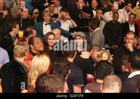 Brad Pitt and Angelina Jolie watch USA's Floyd Mayweather and England's Ricky Hatton during the WBC Welterweight Title fight at the MGM Grand Garden Arena, Las Vegas, USA. Stock Photo