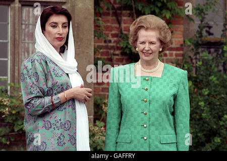 Palistani Prime Minister Benazir Bhutto and Prime Minister Margaret Thatcher in a rose garden at Chequers. Stock Photo