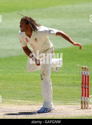 Cricket - 3 Mobile Test Series - First Test - Day Four - Australia v India - Melbourne Cricket Ground. Australia's Andrew Symonds in action during day four of the 1st Test between Australia and India at the MCG Stock Photo