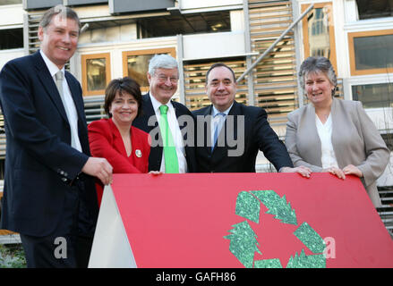 Scotland Liberal Leader Nicol Stephen, Labour Leader Wendy Alexander, Green party Leader Robin Harper and Scottish First Minister Alex Salmond along with Conservative party leader Annabel Goldie pose for a photograph to highlight a Christmas card recycling scheme now in its seventh year. Stock Photo