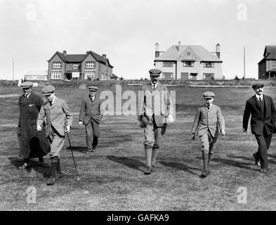 The Prince of Wales (second left), later King Edward VIII, Prince Albert (second right) later King George VI and their tutor Henry Hansell (centre), in Cornwall. Stock Photo