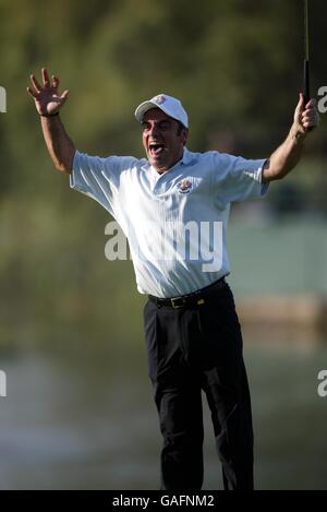 Golf - The 34th Ryder Cup Matches - The Belfry. Paul McGinley celebrates winning the Ryder Cup Stock Photo