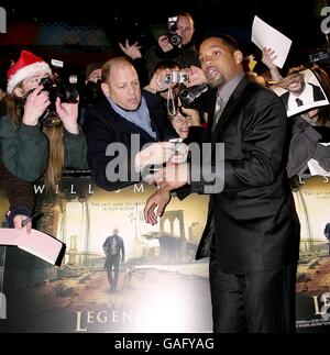 I Am Legend Premiere - London. Will Smith arrives for the premiere of I Am Legend at the Odeon West End Cinema, Leicester Square, London. Stock Photo