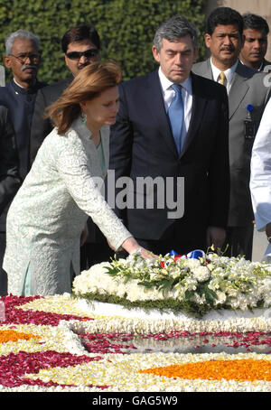 Prime Minister Gordon Brown and his wife Sarah at the Rajghant memorial to Mahatma Gandhi in New Delhi today, laying a wreath at the site of his cremation in 1948. Stock Photo