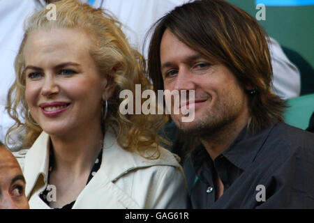 Nicole Kidman and Keith Urban watch Lleyton Hewitt during his match against Novak Djokovic on day eight of the Australian Open Stock Photo