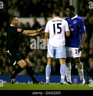 Everton's Victor Anichebe (r) and Manchester City's Martin Petrov (l ...